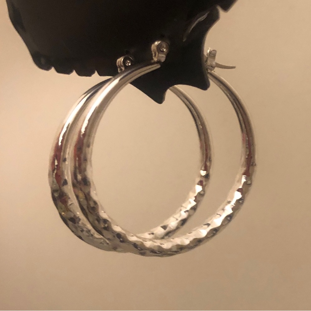 🔥5/$50🔥 Silver metal textured shiny bright hoops